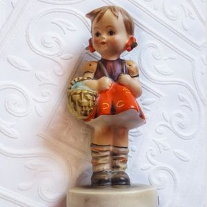 M.J. Hummel : school girl